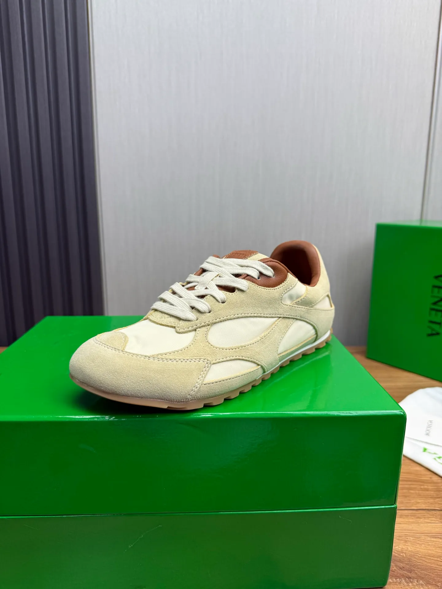 Men's men's shoes💰540💰 Bottega Veneta｜BV's new Forrest Gump shoes. Dexun shoes🩷💚 Sneaker technology nylon and suede, inspired by retro sneakers, light, comfortable, breathable and essential item. Original wear-resistant and non-slip rubber outsole❕❗️ Size: Female 35-40 (40 is custom-made and cannot be returned) Male 39-45 (45 is custom-made and cannot be returned or exchanged)